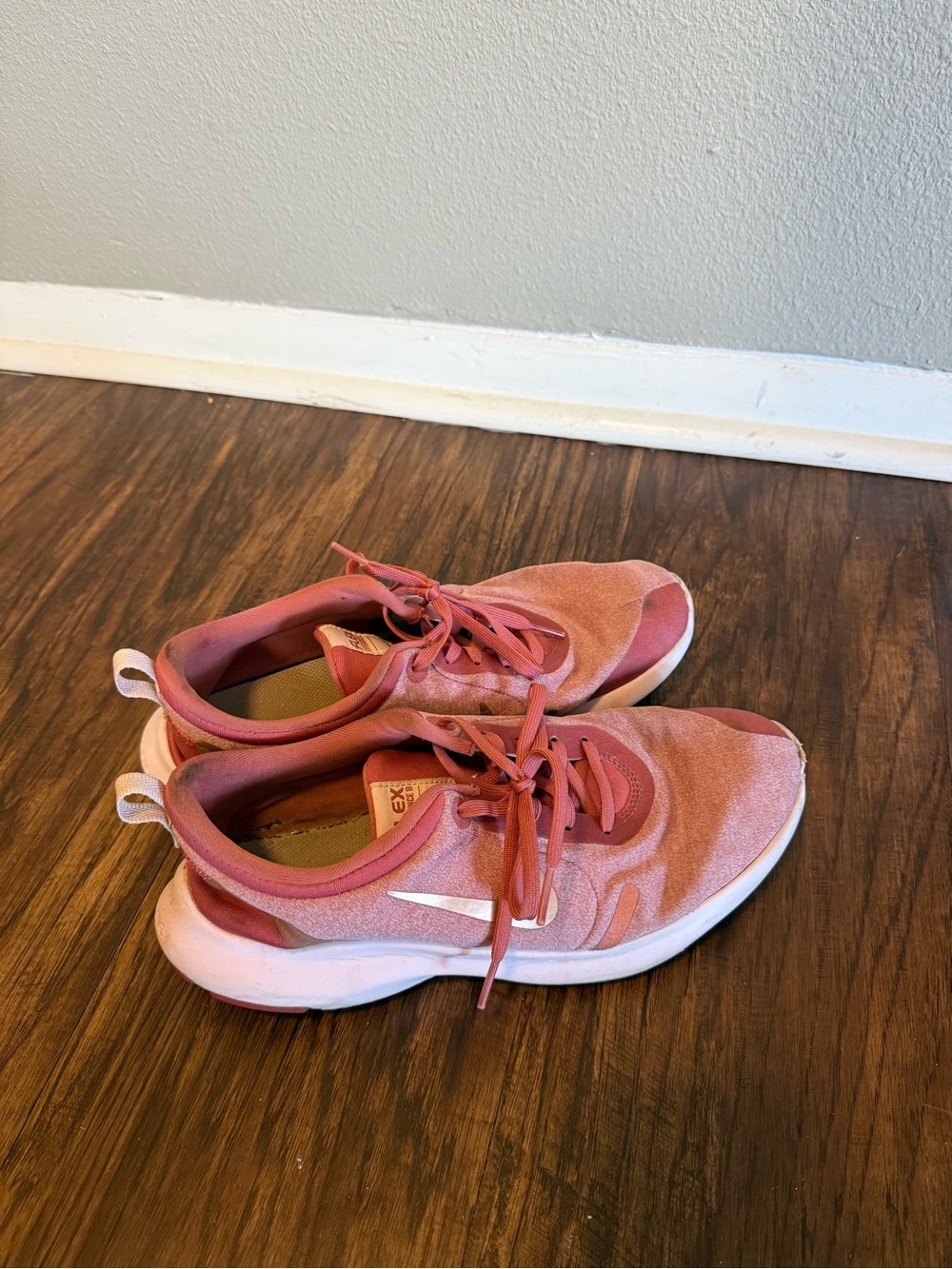 Women’s 9.5 Nike Pink Athletic Sneakers